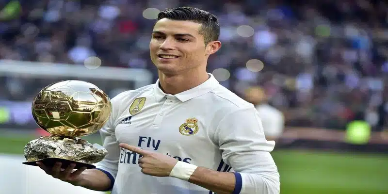 Ronaldo giành nhận giải quả bóng vàng